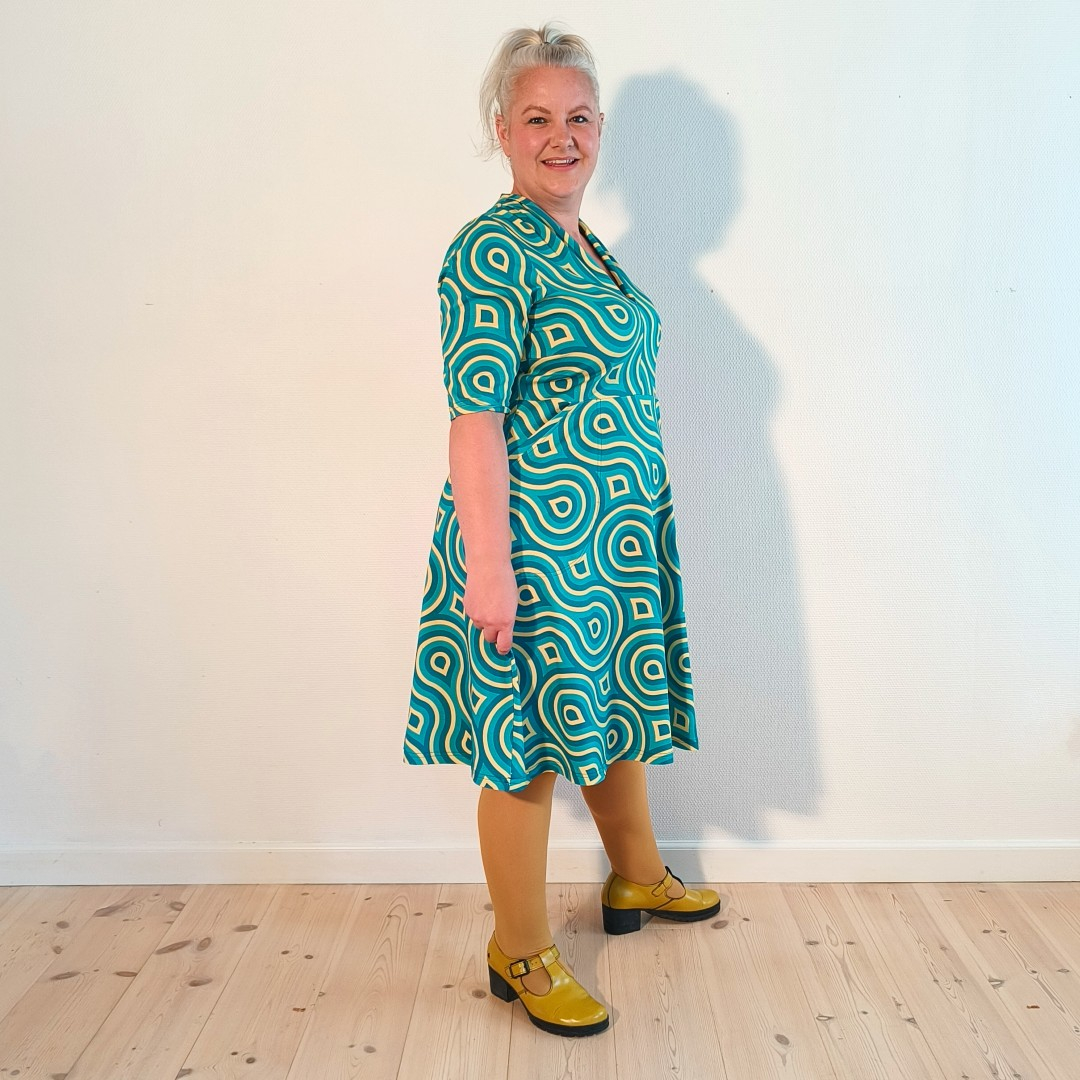 Turkis retro kjole - Takasaki Turquoise Swirls fra Amamiko