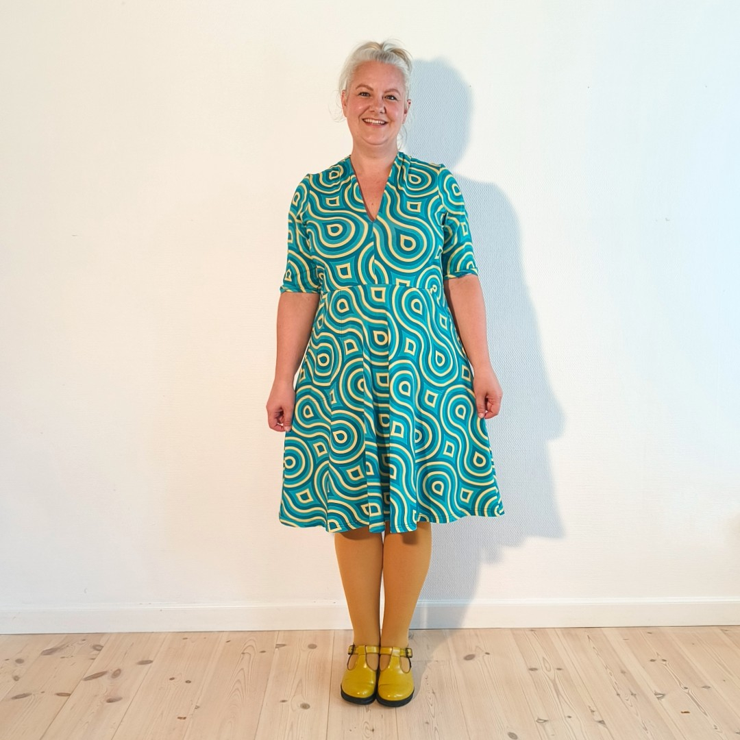 Turkis retro kjole - Takasaki Turquoise Swirls fra Amamiko