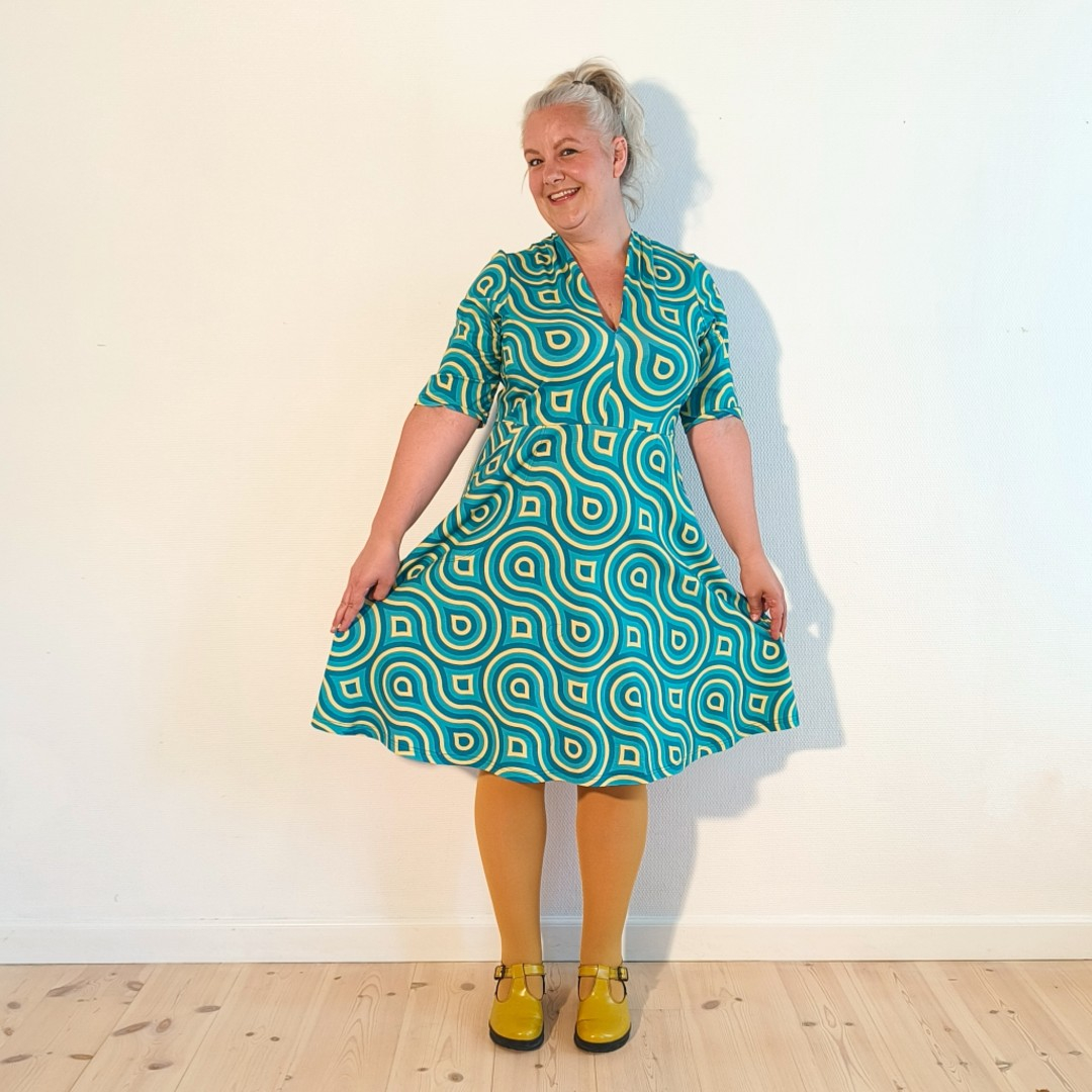 Turkis retro kjole - Takasaki Turquoise Swirls fra Amamiko