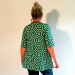 Sakura Bluse - Turquoise Swirls fra Amamiko. En bluse med Retro-charmerende elegance og lækker A-facon
