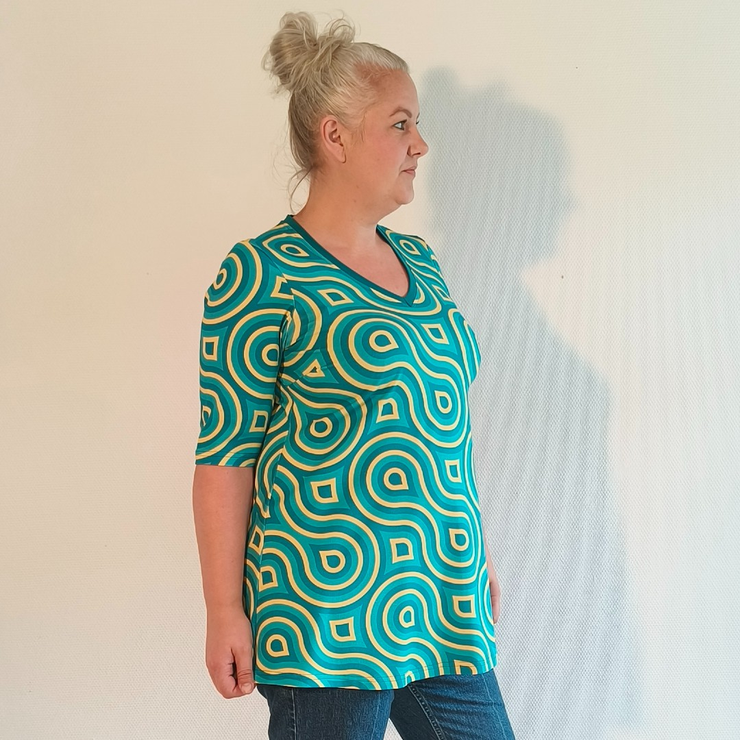 Sakura Bluse - Turquoise Swirls fra Amamiko. En bluse med Retro-charmerende elegance og lækker A-facon