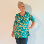 Sakura Bluse - Turquoise Swirls fra Amamiko. En bluse med Retro-charmerende elegance og lækker A-facon