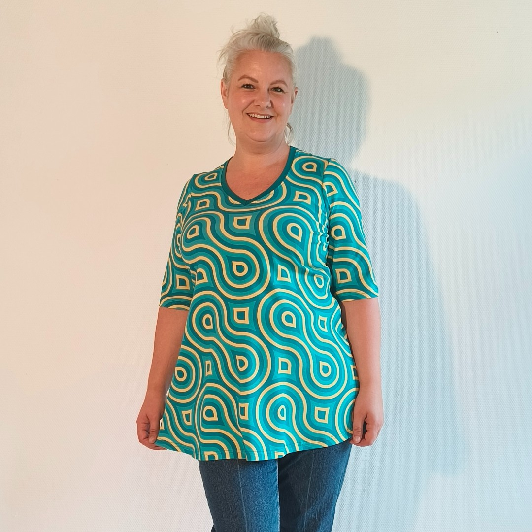 Sakura Bluse - Turquoise Swirls fra Amamiko. En bluse med Retro-charmerende elegance og lækker A-facon
