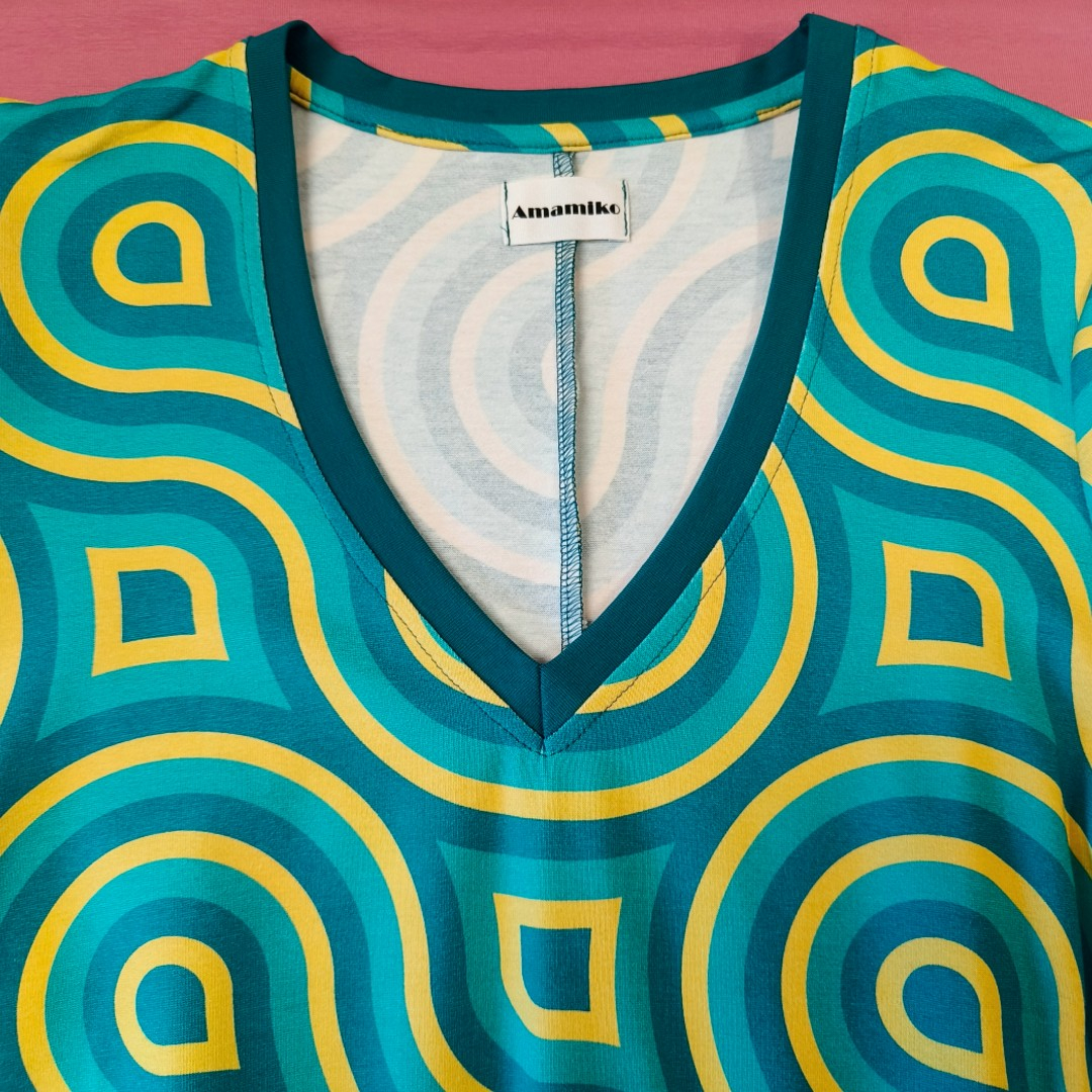 Sakura Bluse - Turquoise Swirls fra Amamiko. En bluse med Retro-charmerende elegance og lækker A-facon