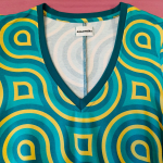 Sakura Bluse - Turquoise Swirls fra Amamiko. En bluse med Retro-charmerende elegance og lækker A-facon