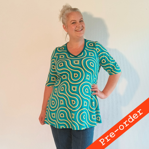 Sakura Bluse - Turquoise Swirls fra Amamiko. En bluse med Retro-charmerende elegance og lækker A-facon