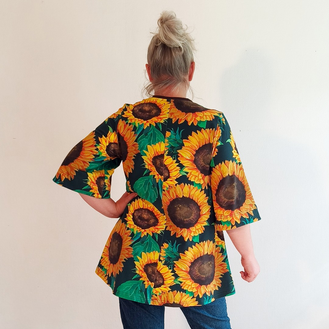 Sakura Bluse - Green Sunflower. Bluse fra Amamiko med store solsikker