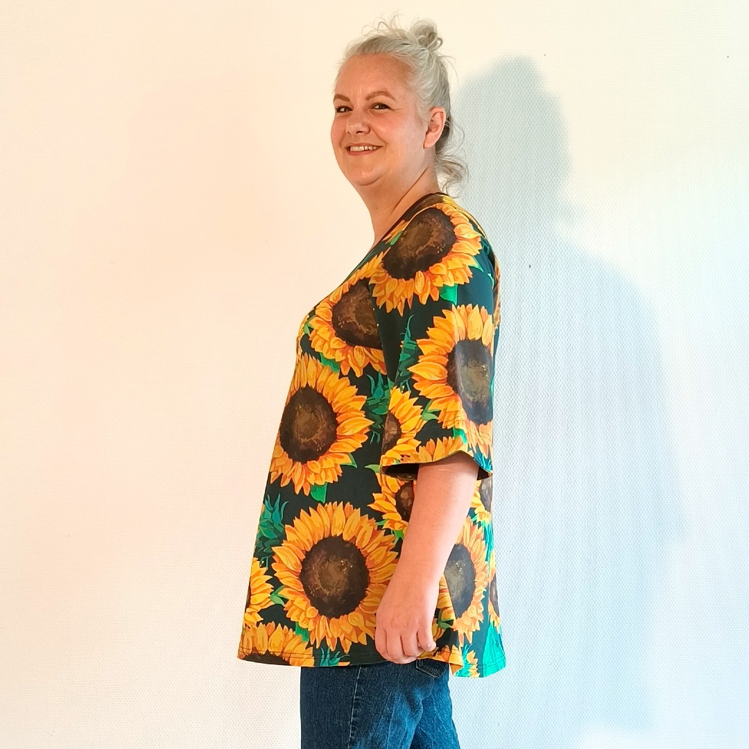 Sakura Bluse - Green Sunflower. Bluse fra Amamiko med store solsikker