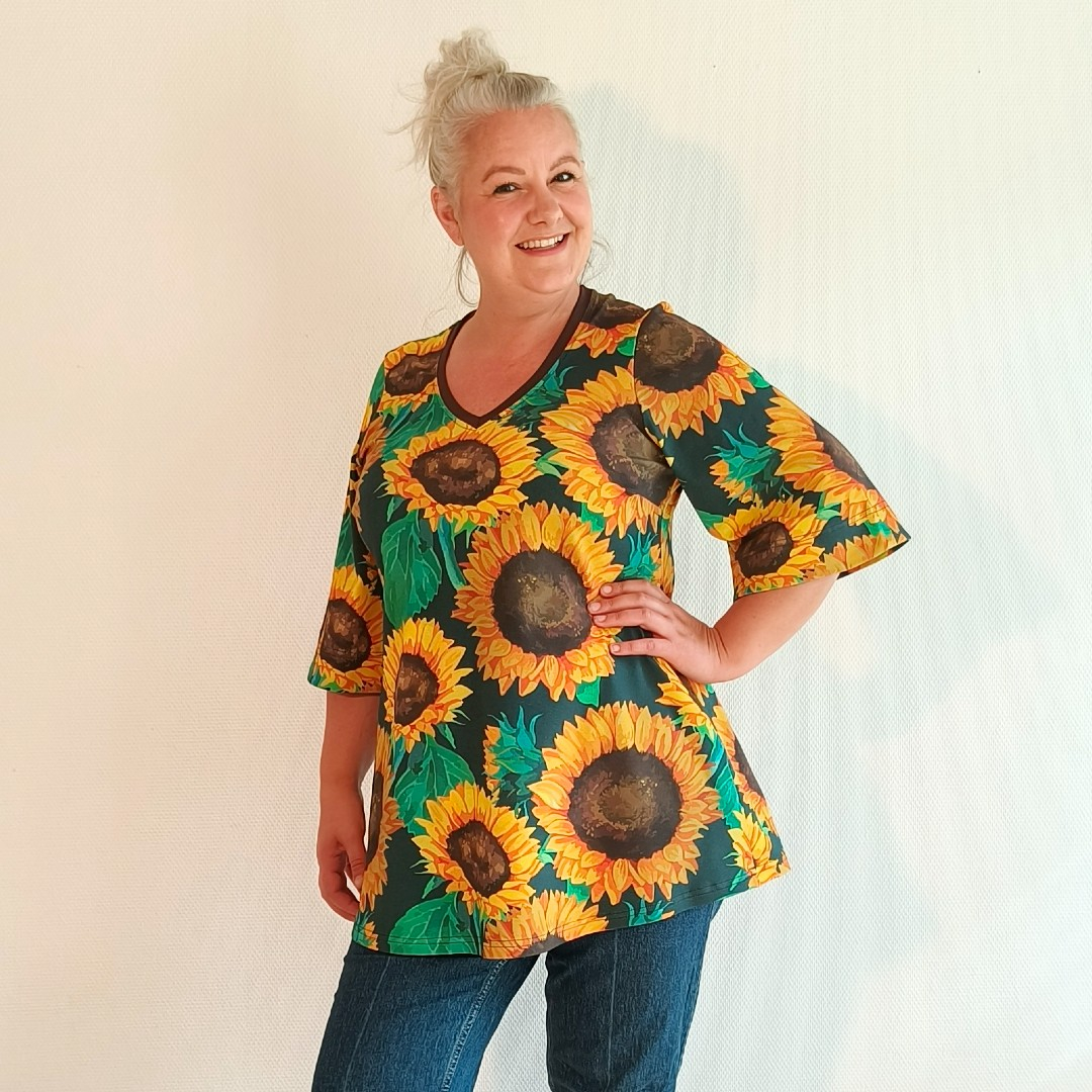 Sakura Bluse - Green Sunflower. Bluse fra Amamiko med store solsikker