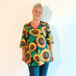Sakura Bluse - Green Sunflower. Bluse fra Amamiko med store solsikker