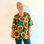Sakura Bluse - Green Sunflower. Bluse fra Amamiko med store solsikker