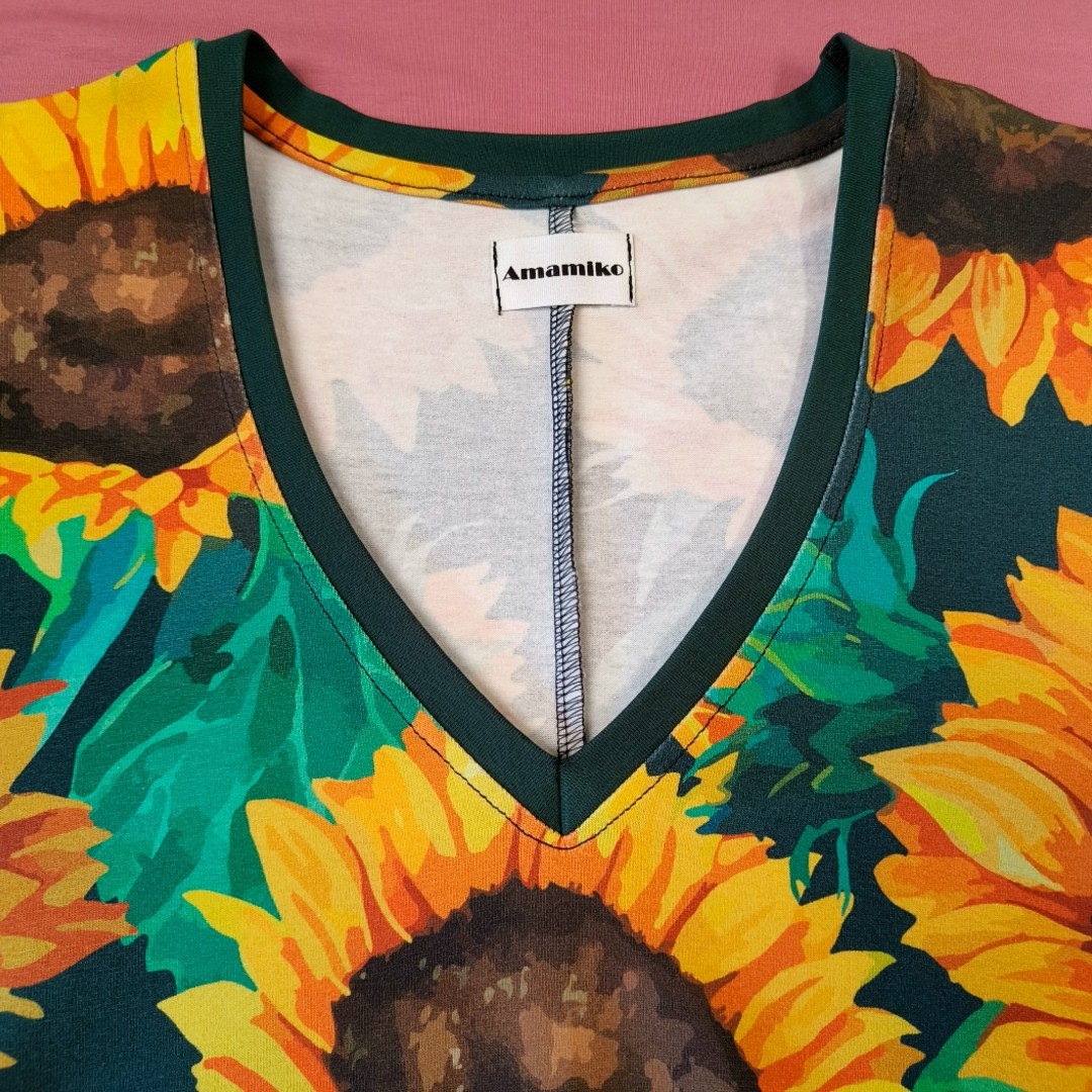 Sakura Bluse - Green Sunflower. Bluse fra Amamiko med store solsikker