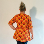 Sakura Bluse - Retro Rainbow fra Amamiko. En orange peplum bluse med Retro-charmerende elegance og v-hals