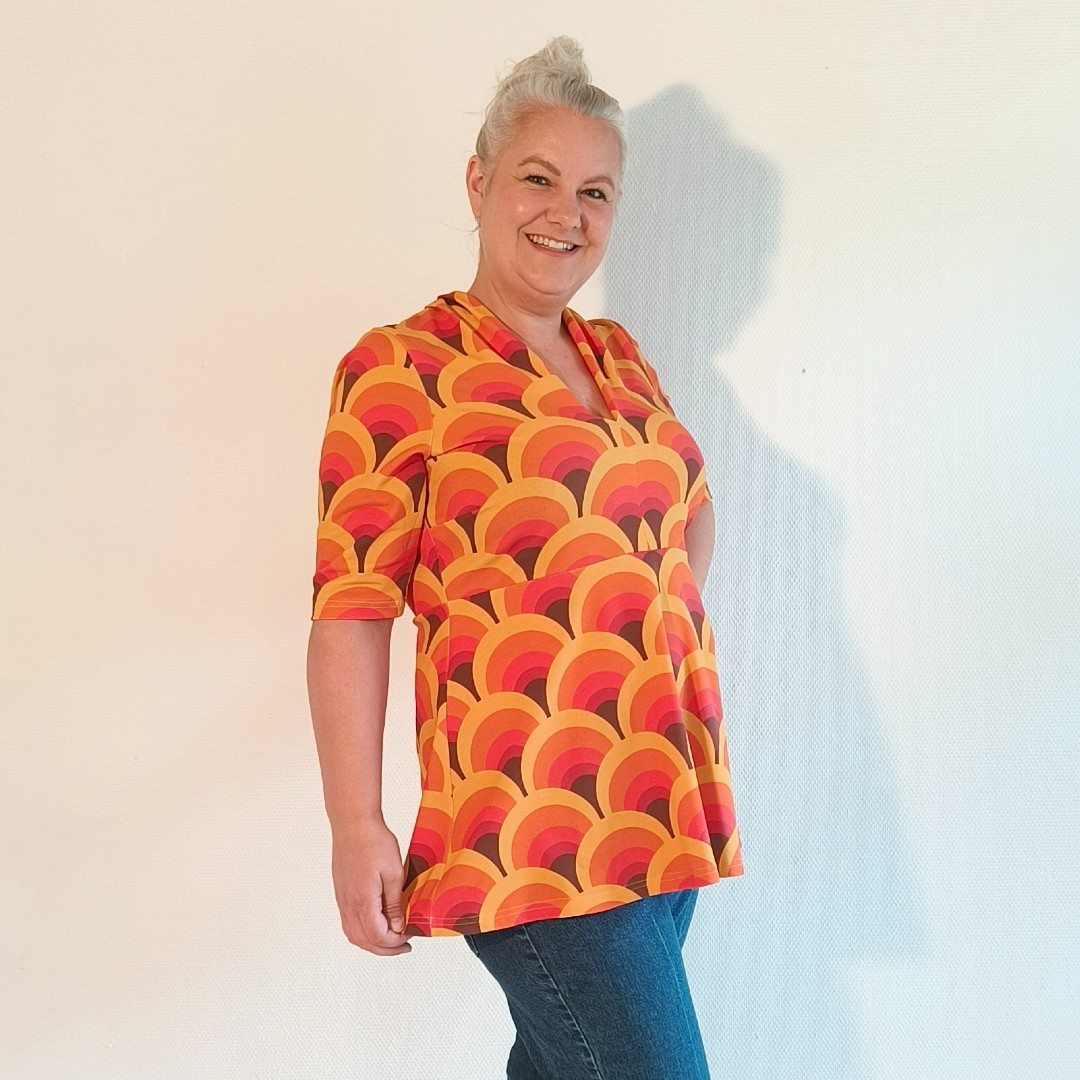 Sakura Bluse - Retro Rainbow fra Amamiko. En orange peplum bluse med Retro-charmerende elegance og v-hals
