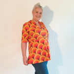 Sakura Bluse - Retro Rainbow fra Amamiko. En orange peplum bluse med Retro-charmerende elegance og v-hals