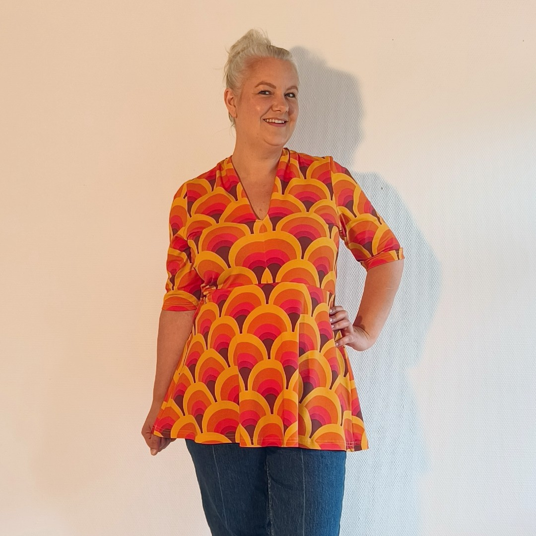 Sakura Bluse - Retro Rainbow fra Amamiko. En orange peplum bluse med Retro-charmerende elegance og v-hals