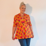 Sakura Bluse - Retro Rainbow fra Amamiko. En orange peplum bluse med Retro-charmerende elegance og v-hals