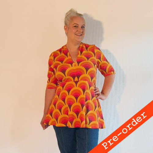 Sakura Bluse - Retro Rainbow fra Amamiko. En orange peplum bluse med Retro-charmerende elegance og v-hals