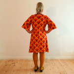 Orange A-formet kjole med retro mønster og dybe lommer fra Amamiko