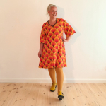 Orange A-formet kjole med retro mønster og dybe lommer fra Amamiko
