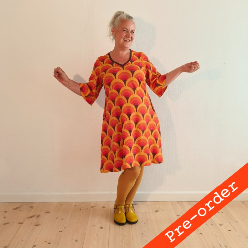 Orange A-formet kjole med retro mønster og dybe lommer fra Amamiko