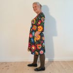 Sort A-formet kjole med farverige blomster og dybe lommer fra Amamiko