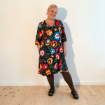 Sort A-formet kjole med farverige blomster og dybe lommer fra Amamiko