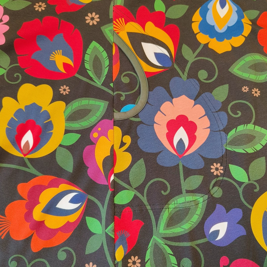 Sort A-formet kjole med farverige blomster og dybe lommer fra Amamiko