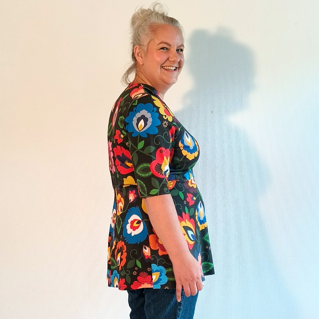 Sakura Bluse - Black Flowers fra Amamiko. En sort peplum bluse med farverige blomster og v-hals