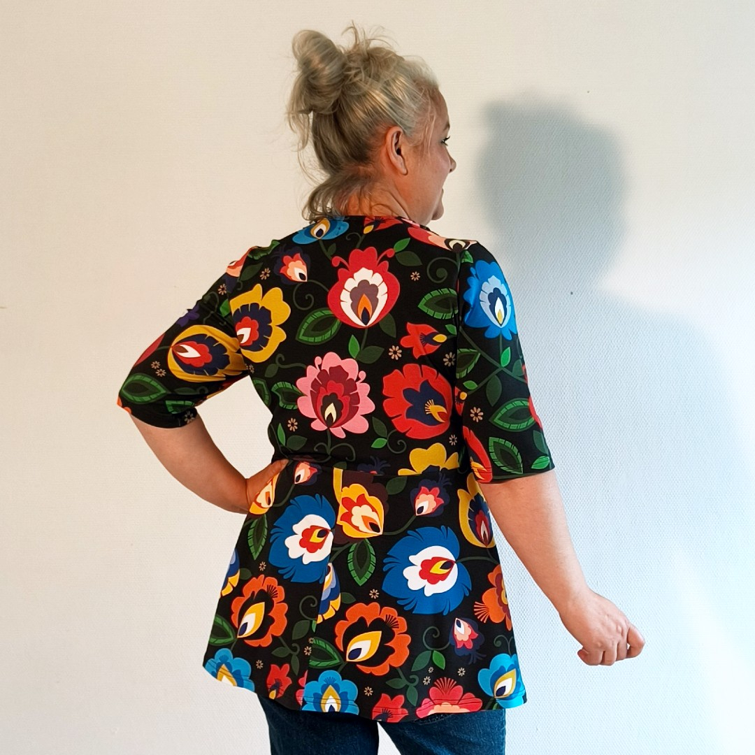 Sakura Bluse - Black Flowers fra Amamiko. En sort peplum bluse med farverige blomster og v-hals