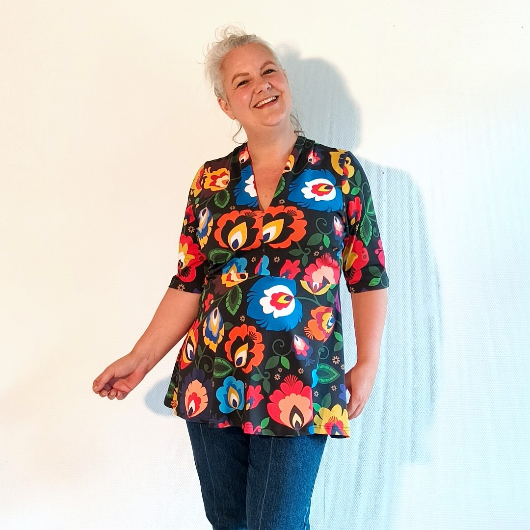 Sakura Bluse - Black Flowers fra Amamiko. En sort peplum bluse med farverige blomster og v-hals