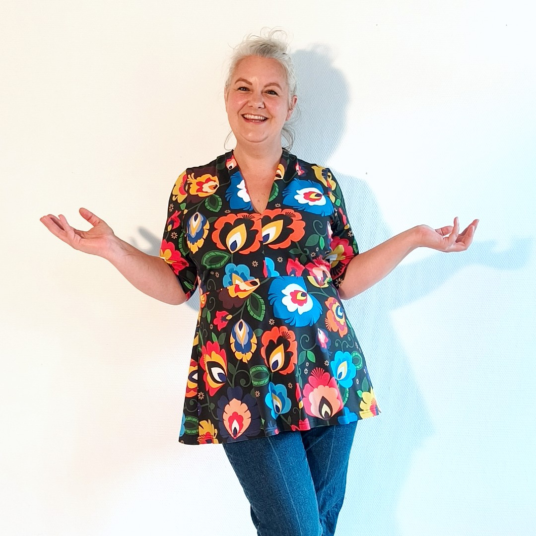 Sakura Bluse - Black Flowers fra Amamiko. En sort peplum bluse med farverige blomster og v-hals