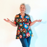 Sakura Bluse - Black Flowers fra Amamiko. En sort peplum bluse med farverige blomster og v-hals