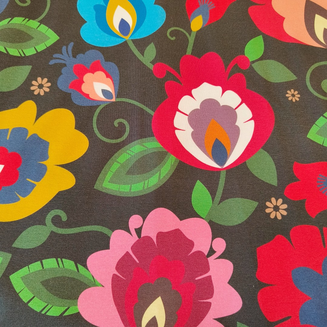 Sakura Bluse - Black Flowers fra Amamiko. En sort peplum bluse med farverige blomster og v-hals