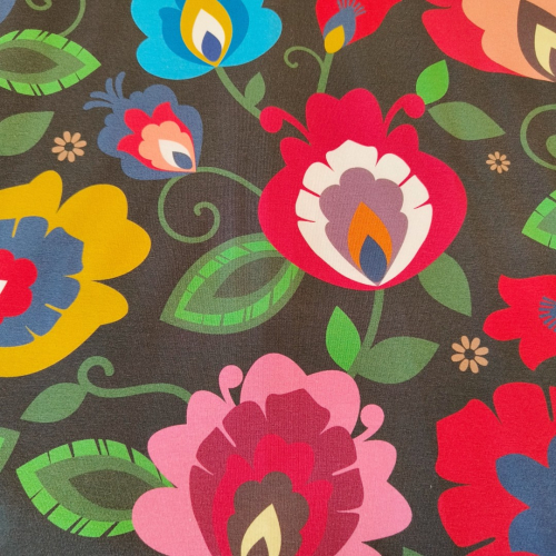 Sakura Bluse - Black Flowers fra Amamiko. En sort peplum bluse med farverige blomster og v-hals