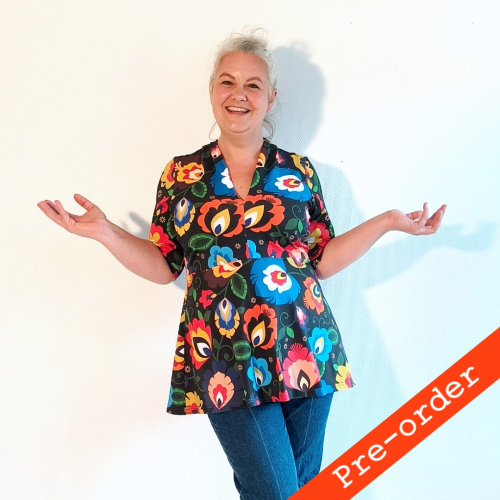 Sakura Bluse - Black Flowers fra Amamiko. En sort peplum bluse med farverige blomster og v-hals