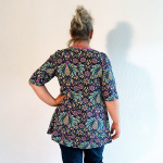 Sakura Purple Peacock Bluse – Farverig påfuglemønstret bluse med A-facon
