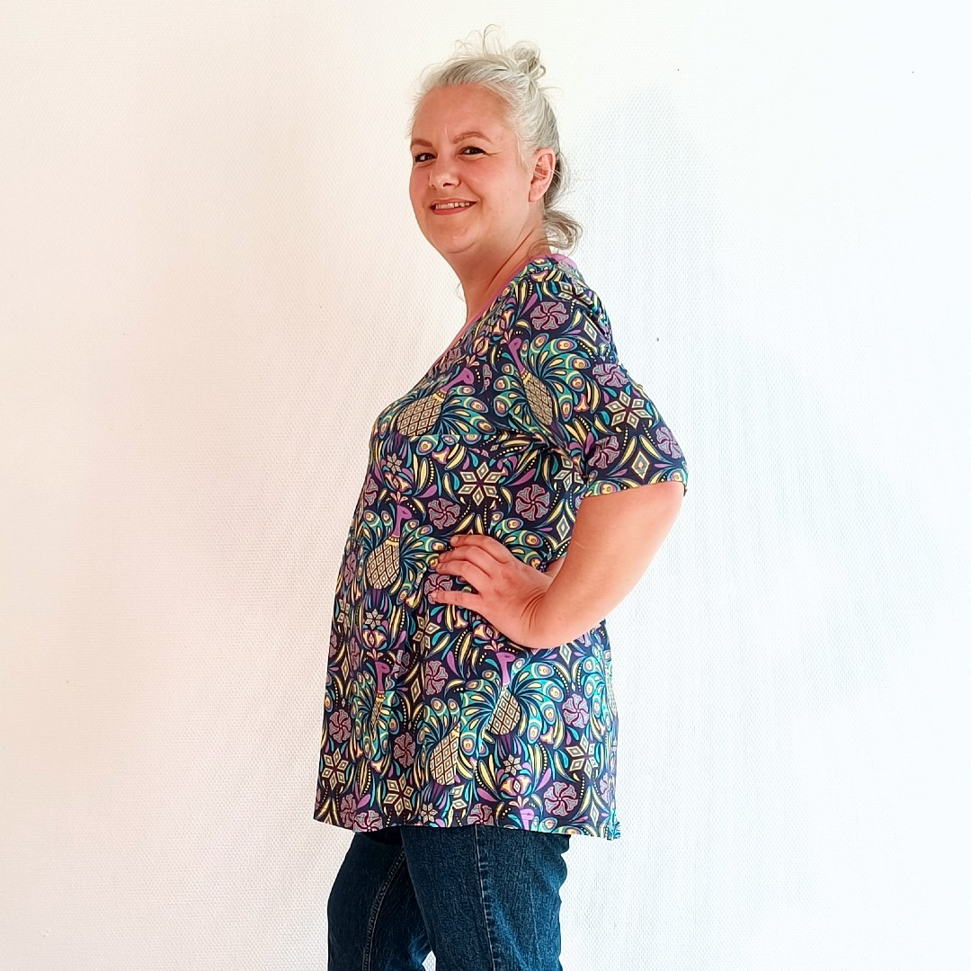 Sakura Purple Peacock Bluse – Farverig påfuglemønstret bluse med A-facon