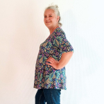 Sakura Purple Peacock Bluse – Farverig påfuglemønstret bluse med A-facon