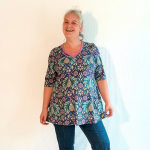 Sakura Purple Peacock Bluse – Farverig påfuglemønstret bluse med A-facon