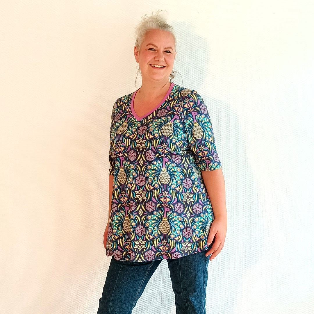 Sakura Purple Peacock Bluse – Farverig påfuglemønstret bluse med A-facon