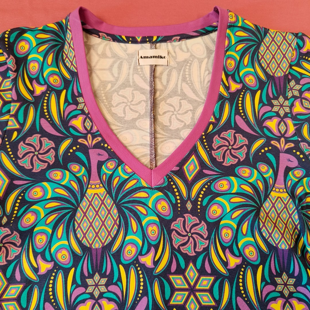 Sakura Purple Peacock Bluse – Farverig påfuglemønstret bluse med A-facon