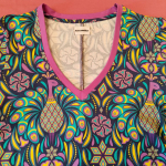 Sakura Purple Peacock Bluse – Farverig påfuglemønstret bluse med A-facon
