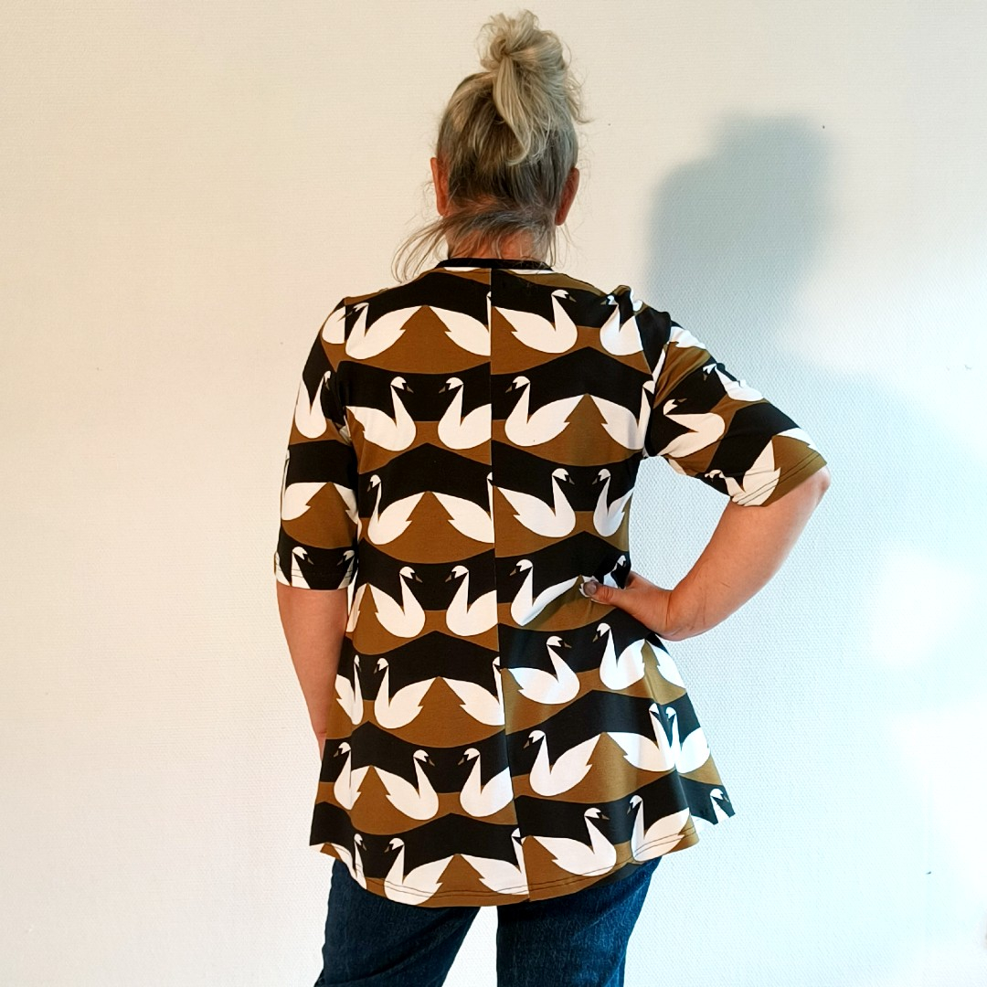 Sakura Swan Lake Bluse – Svanemønstret bluse med A-facon & V-udskæring