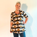 Sakura Swan Lake Bluse – Svanemønstret bluse med A-facon & V-udskæring