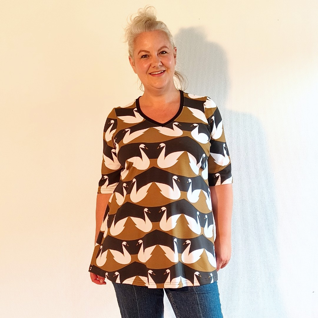 Sakura Swan Lake Bluse – Svanemønstret bluse med A-facon & V-udskæring