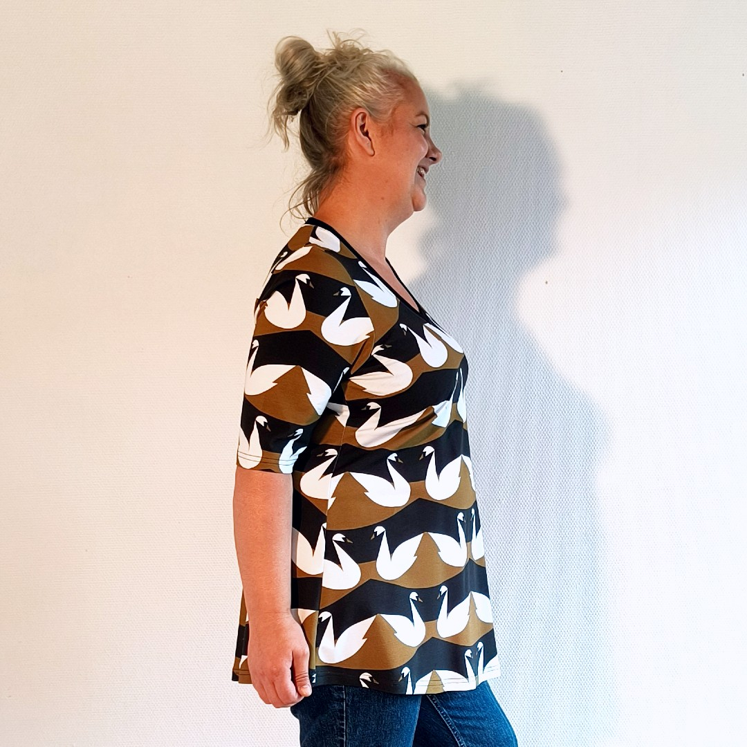 Sakura Swan Lake Bluse – Svanemønstret bluse med A-facon & V-udskæring