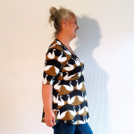 Sakura Swan Lake Bluse – Svanemønstret bluse med A-facon & V-udskæring