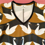 Sakura Swan Lake Bluse – Svanemønstret bluse med A-facon & V-udskæring