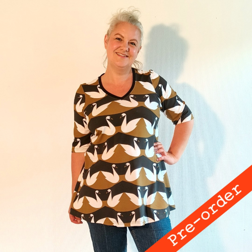 Sakura Swan Lake Bluse – Svanemønstret bluse med A-facon & V-udskæring